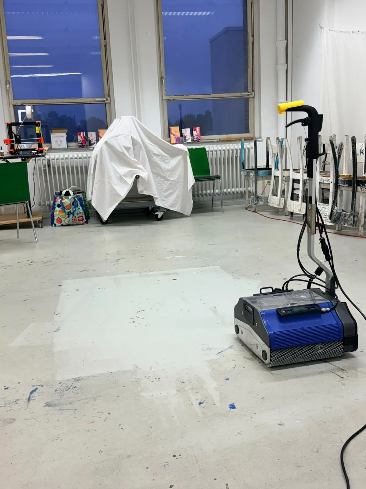 Terra-Maschine bei einer Vorführung in einer Werkstatt, davor die hell gereinigte Fläche