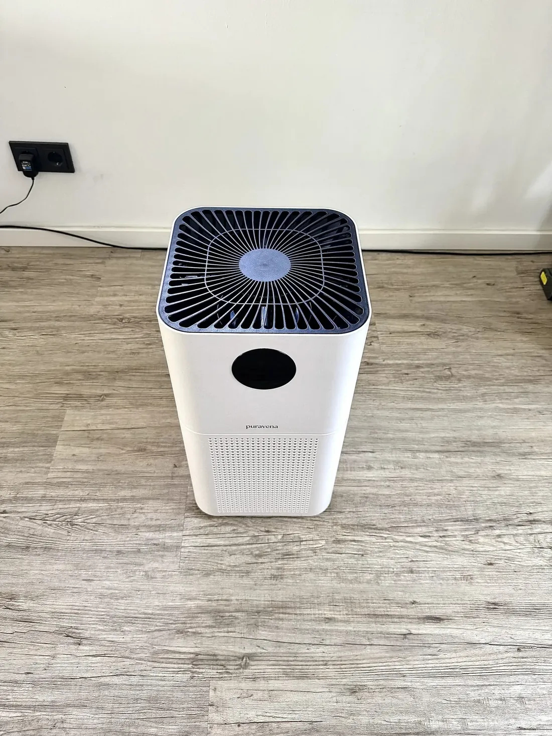 Avelia 440 von oben: Luftauslass mit Lamellengitter, darunter Display und Lochgitter