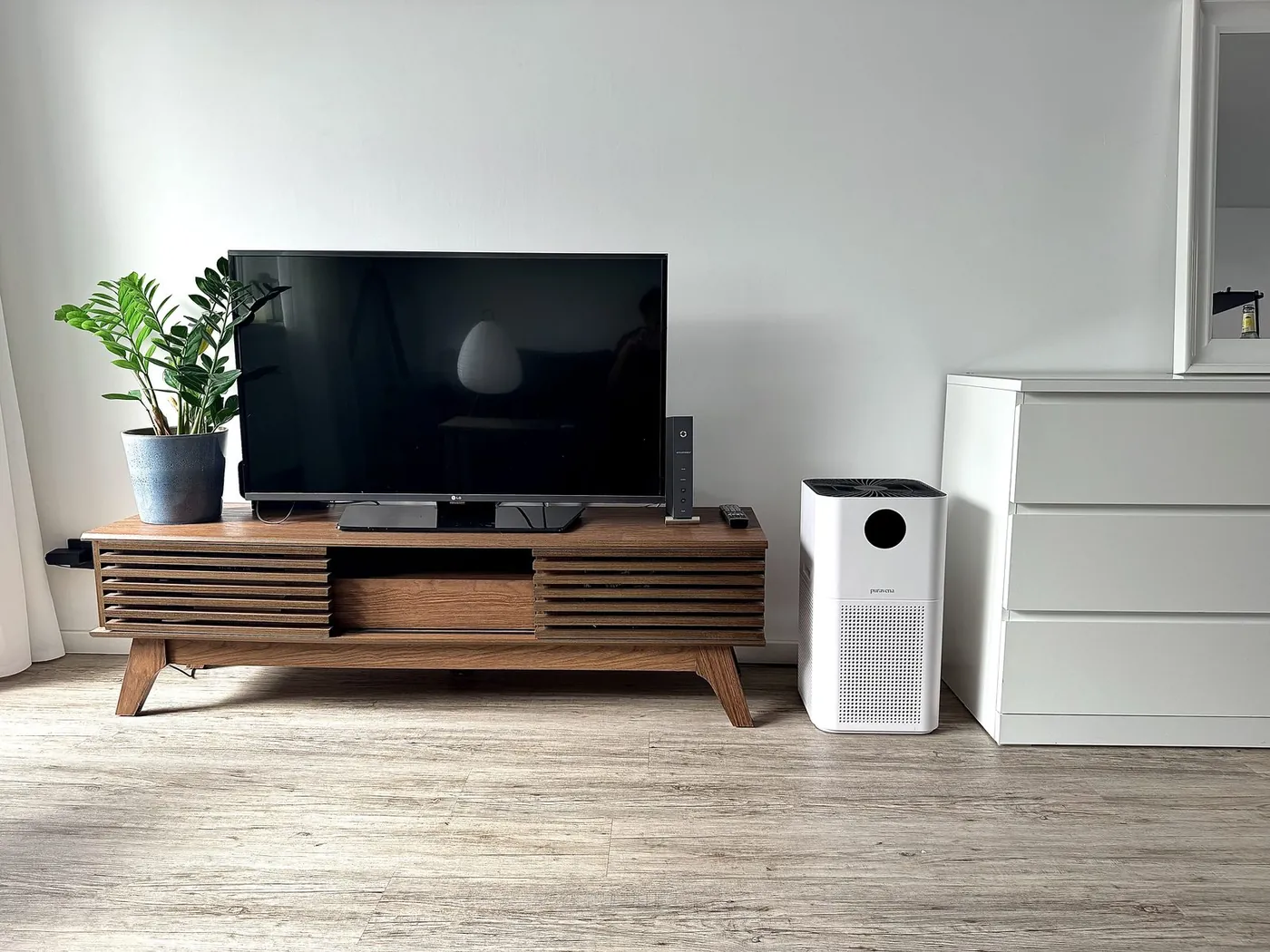 Avelia 440 im Wohnzimmer, aufgestellt neben Lowboard und Kommode