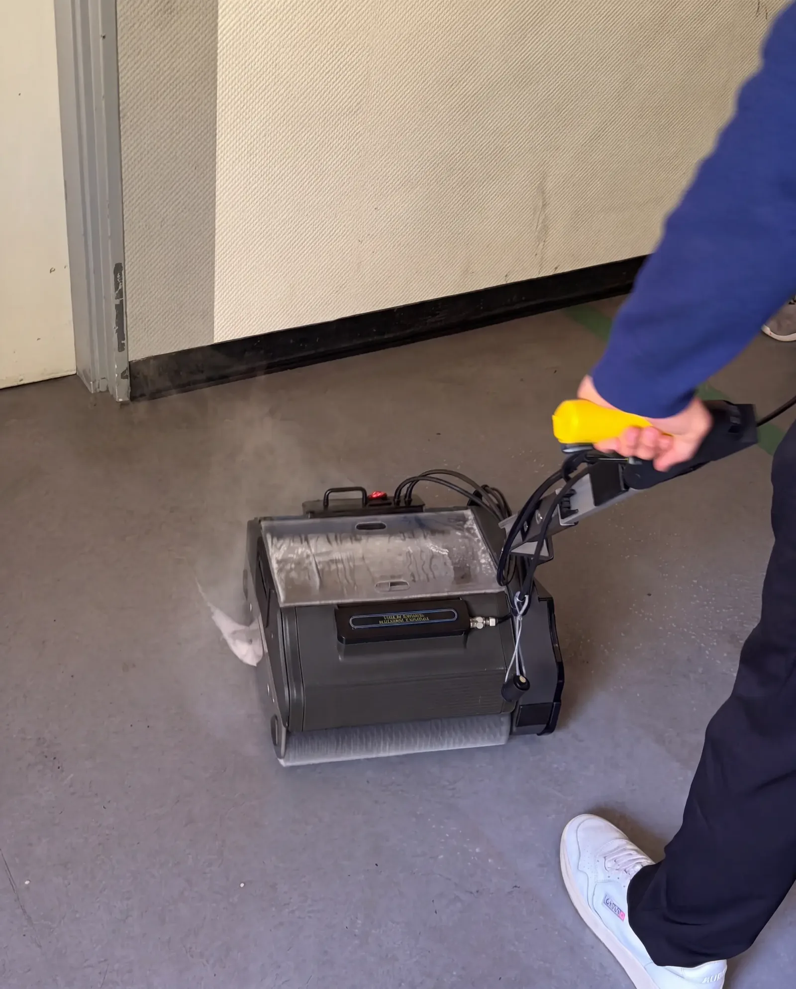 Terra 5 Steam im Einsatz, an den Bürsten tritt Dampf aus
