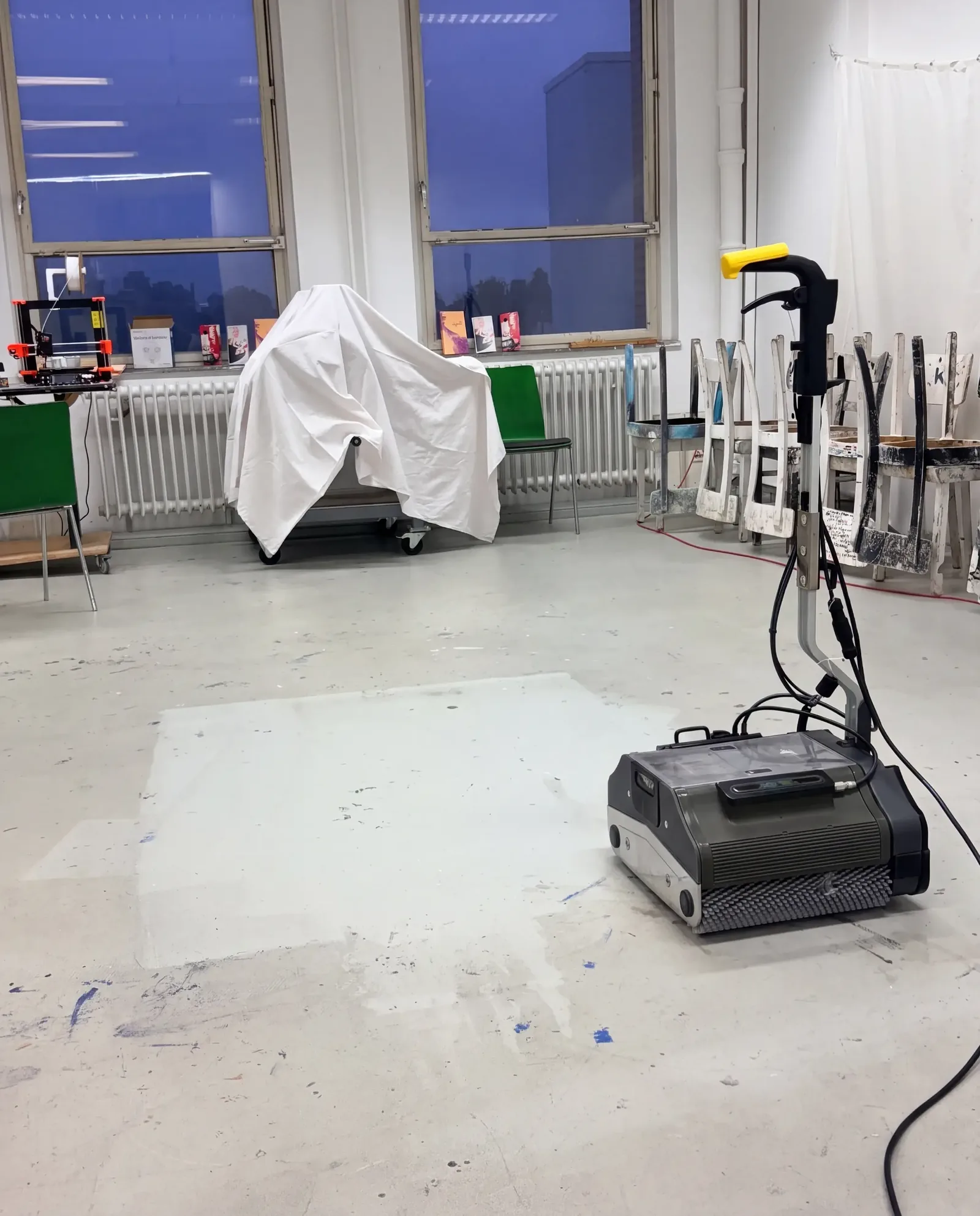 Werkstatt mit der Terra 5 Steam, davor eine hell gereinigte Fläche auf dem sonst grauen Boden