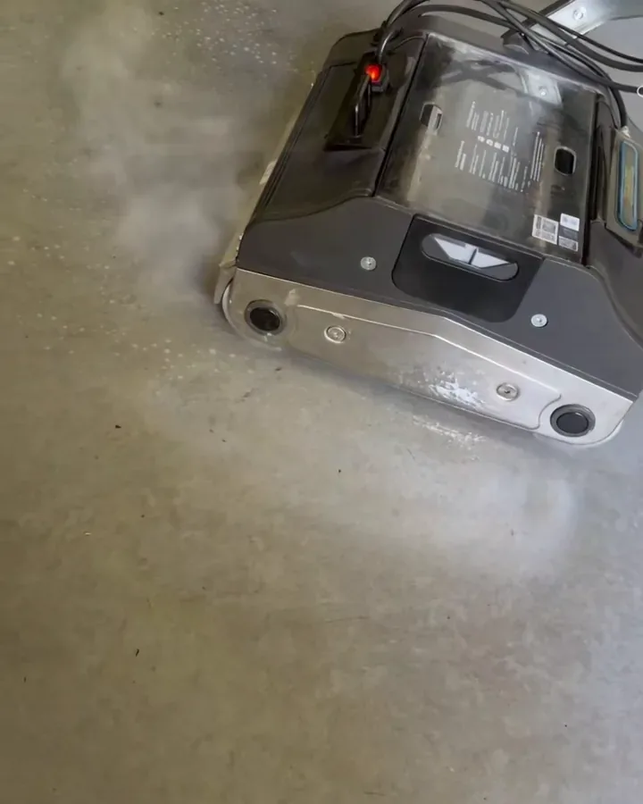Standbild aus dem Vorführvideo: Terra 5 Steam mit Dampf auf einem Flurboden, dahinter die trockene Bahn